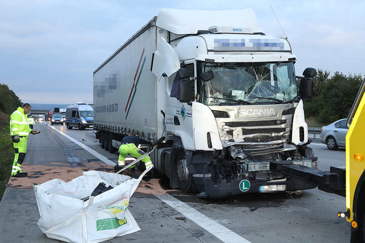 Während der Bergungsarbeiten ist nur ein Fahrstreifen offen.