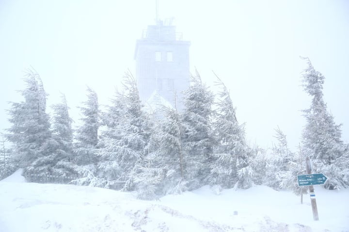 Auf dem Fichtelberg ist es stürmisch und es gibt aktuell Neuschnee.