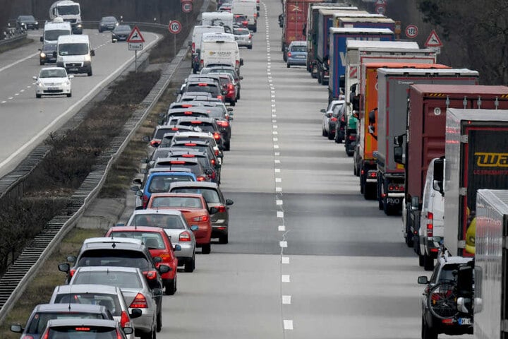 Eine vorbildliche Rettungsgasse, wie auf diesem Foto, fanden die Einsatzkräfte auf der A1 leider nicht vor.