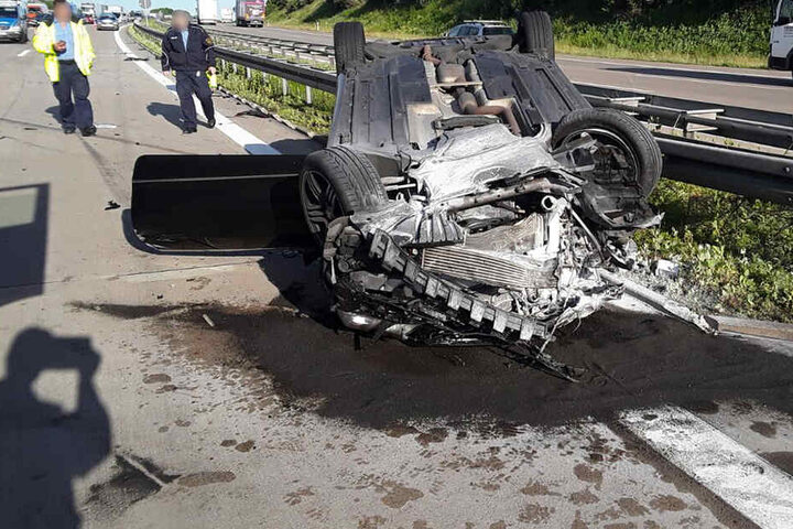 Nach dem Unfall blieb der Mercedes auf dem Dach liegen.