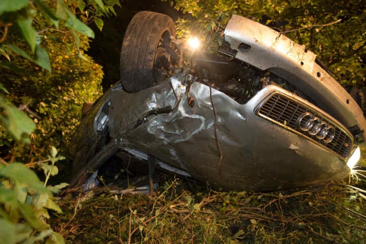 Der Audi-Fahrer (23) musste aus dem völlig zerstörten Fahrzeug befreit werden und kam schwer verletzt ins Krankenhaus.