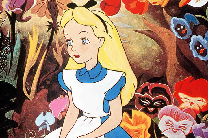 Auch Alice im Wunderland trägt unter der weißen Schürze ein blaues Kleid,