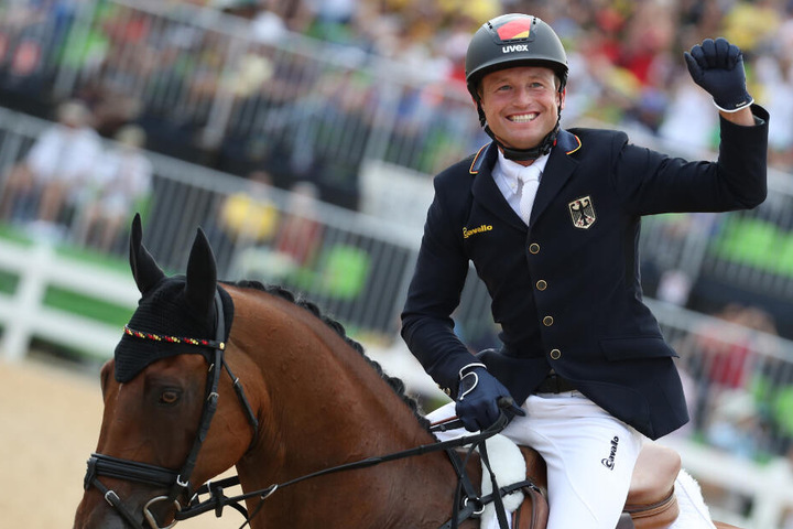 Vielseitigkeitsreiter Michael Jung jubelt auf seinem Pferd Sam nach dem Gewinn der Goldmedaille bei den Olympischen Spielen 2016 im brasilianischen Rio de Janeiro. Der dreimalige Vielseitigkeits-Olympiasieger hat sein Erfolgspferd Sam in den Ruhestand ver