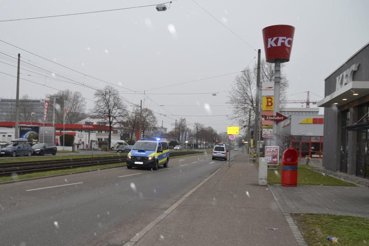 Die Polizei rückte mit gleich mehreren Streifenwagen zu dem Schnellrestaurant an.