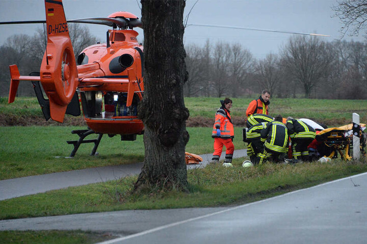Rettungshubschrauber mussten die lebensgefährlich verletzten Männer in Krankenhäuser fliegen.
