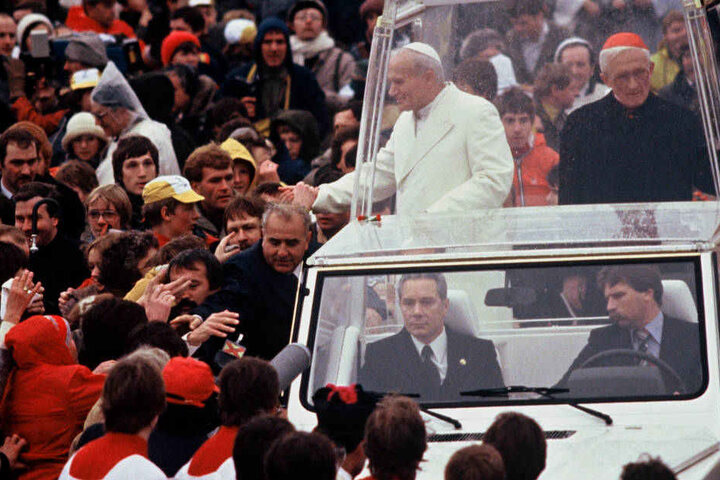 Papst Johannes Paul II., von der Bevölkerung herzlich empfangen, fuhr nach seiner Ankunft auf dem Köln-Bonner Flughafen am 15. November 1980 mit dem Papamobil zum Sportflugplatz Butzweiler Hof in Köln, wo er einen Familiengottesdienst abhielt.