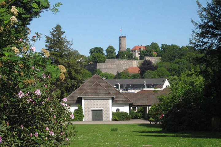 Der Blick vom Johannisfriedhof direkt auf die Bielefelder Sparrenburg.