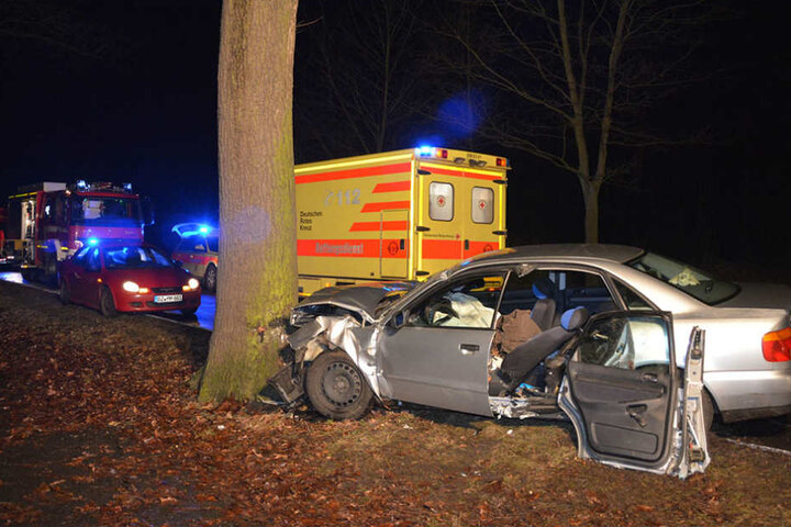 Der Fahrer des Unfallwagens wurde in seinem Auto eingeklemmt.