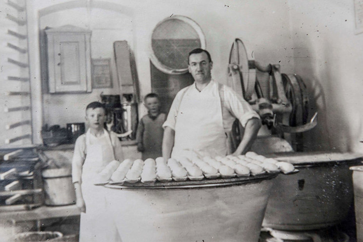 Ein Foto mit Uropa Schramm aus den 1930er-Jahren. Die alte Teigknetmaschine ist
aber schon seit 1913 im Familienbesitz.
