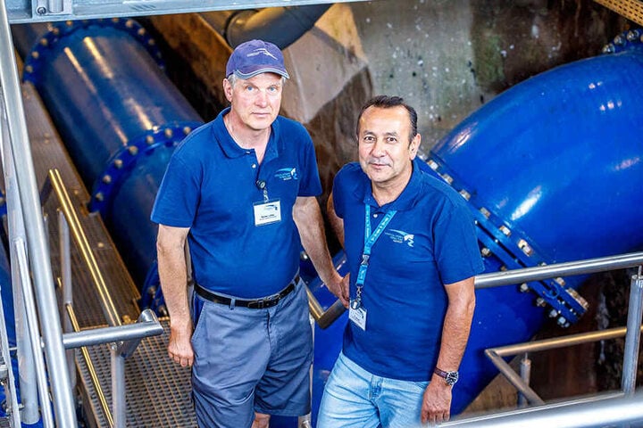 Kümmern sich vor Ort in Klingenberg: Stauwart Rainer Lohse (l.) und Betriebsleiter Ehsanulla Amani.
