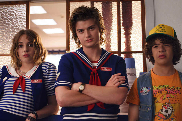 v.li.: Maya Hawke (als Robin), Joe Keery (Steve) und Gaten Matarazzo (Dustin) in einer Szene der Netflix-Serie "Stranger Things". Die dritte Staffel ist seit 4. Juli verfügbar.