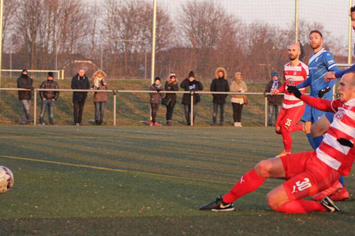 Erster! Julius Reinhardt (vorne) kommt vor Magdeburgs Dennis Erdmann an den Ball und trifft zum zwischenzeitlichen 2:2.