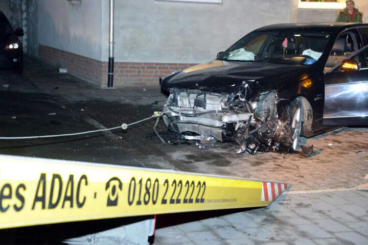 Der Mercedes musste abgeschleppt werden.
