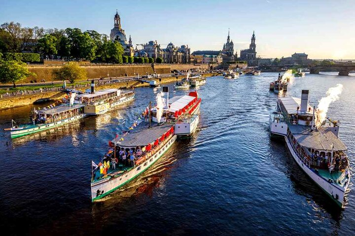 Dampfer ahoi - zwei Salonschiffe und sechs Schaufelraddampfer legten am Donnerstag mit viel Dampf, Tuten und Dixieland zur großen „Riverboat-Shuffle“ vom Terrassenufer ab.