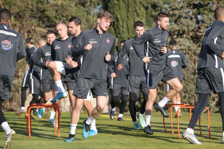 Training in der Sonne: Die Jungs von Aue-Coach Dirk Schuster bereiten sich auf das Testspiel am Freitag vor,
