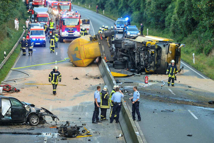 Ein aus Richtung Münster kommender Lastwagen ist aus noch ungeklärter Ursache ins Schleudern geraten und umgekippt.