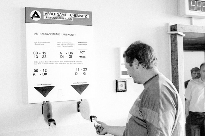 Eine Erfahrung, welche die Sachsen aus der DDR-Zeit nicht kannten: Besuch auf dem Arbeitsamt, zur Nummer reduziert.
