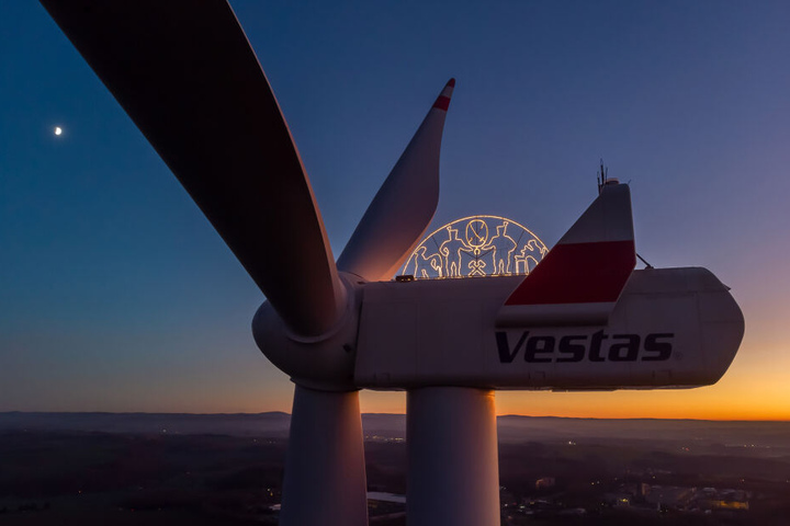 Erzgebirgskunst in 140 Metern Höhe. Der Schwibbogen ziert ein Windrat in Mülsen.