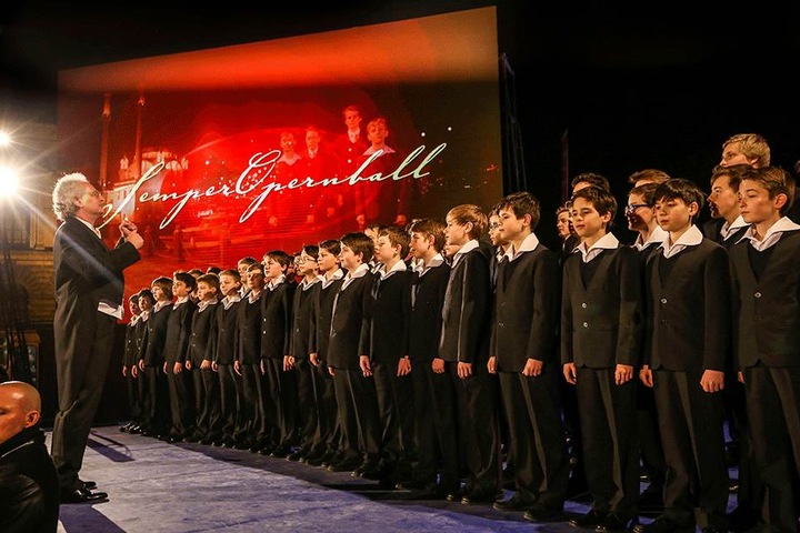 Der Dresdner Kreuzchor wird unter Leitung von Kantor Roderich Kreile (61) vor der Oper auftreten.