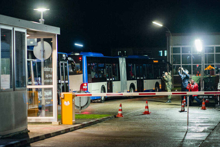 Busse mit wegen des Coronavirus evakuierten Menschen kommen in der Nacht in einem Konvoi in der Kaserne Südpfalz der Bundeswehr in Germersheim an.