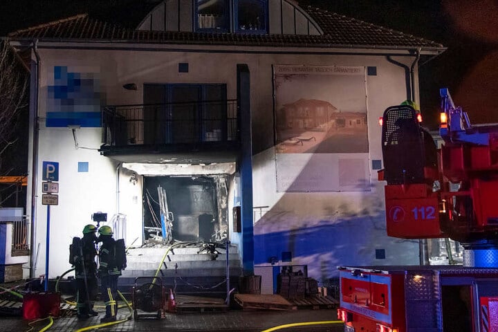 Das Foto zeigt das Gebäude, in dessen Erdgeschoss der Brand ausbrach.