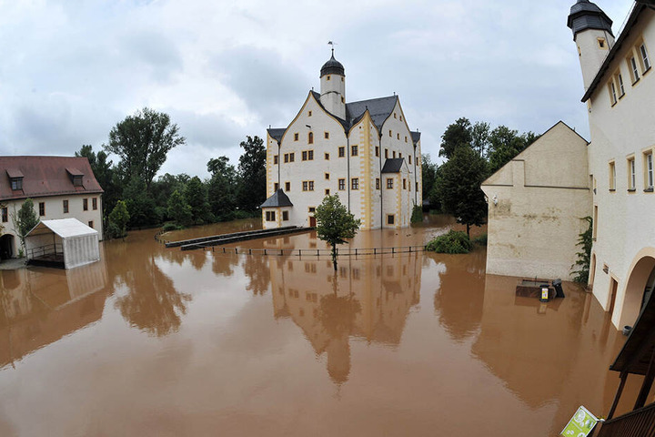 Erinnerungen an die schlimmen Regenfälle 2010 in Chemnitz werden wach, damals stand der Schlosshof des Wasserschlosses Klaffenbach unter Wasser. (Archiv)