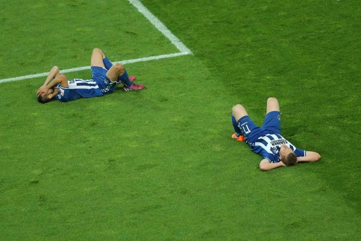 1. Juni 2015: Der jetzige Auer Dimitrij Nazarov liegt bitter enttäuscht auf dem Rasen. Nur wenige Augenblicke zuvor hatte er mit dem Karlsruher SC das Bundesliga-Relegationsduell gegen den Hamburger SV auf unglück- liche, ja dramatische Art verloren.