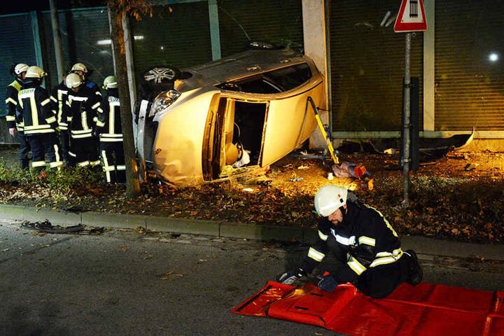 Der Mercedes war nach dem Unfall nur noch Schrott.