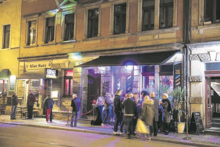 Zur Eröffnung des "Saxxim" drängelten sich die Gäste auch vor der Neustadt-Bar.