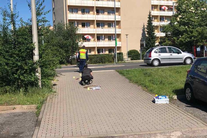 Am Freitagmorgen wurden weiter Spuren vor dem Haus gesichert.