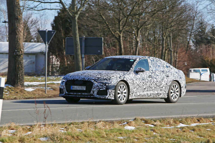Form und Karosserie des Erlkönigs erinnern an einen Audi.