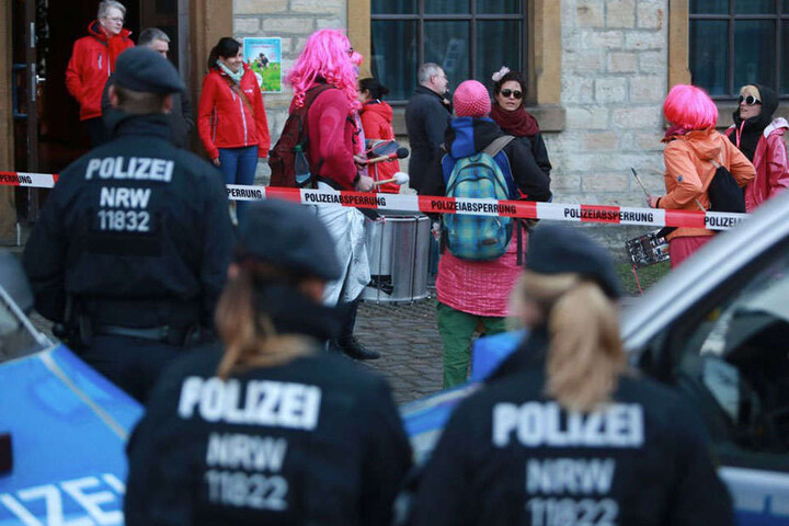 Mit lustigen Perücken versammelten sich die Gegendemonstranten auf dem Gelände der Spinnerei.