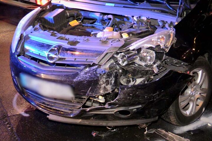 Bei dem Unfall wurde der Opel Corsa einer 30-jährigen stark beschädigt.