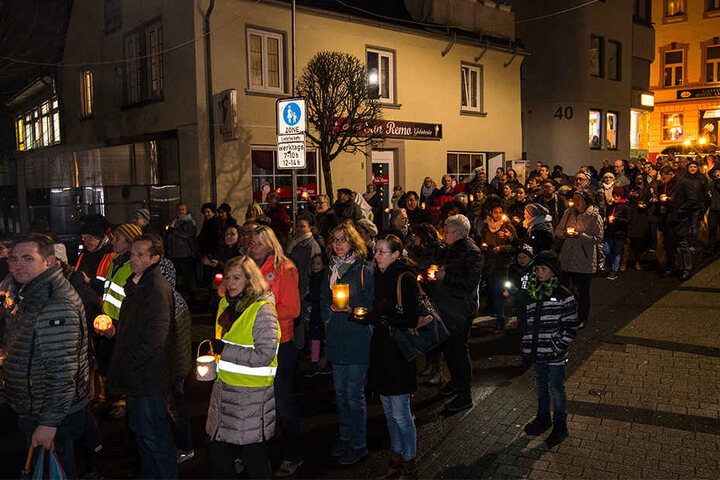 Die Bürger in Altena bekundeten mit einer Lichterkette ihre Solidarität mit dem angegriffenen Bürgermeister.