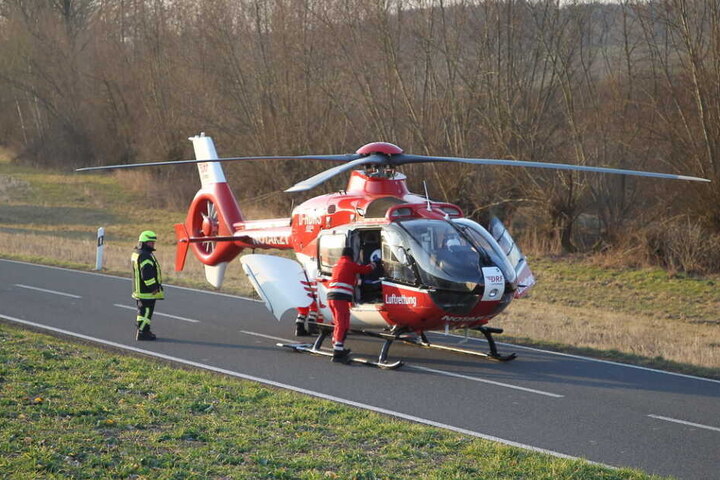 Der Rettungshubschrauber landete auf der Straße.