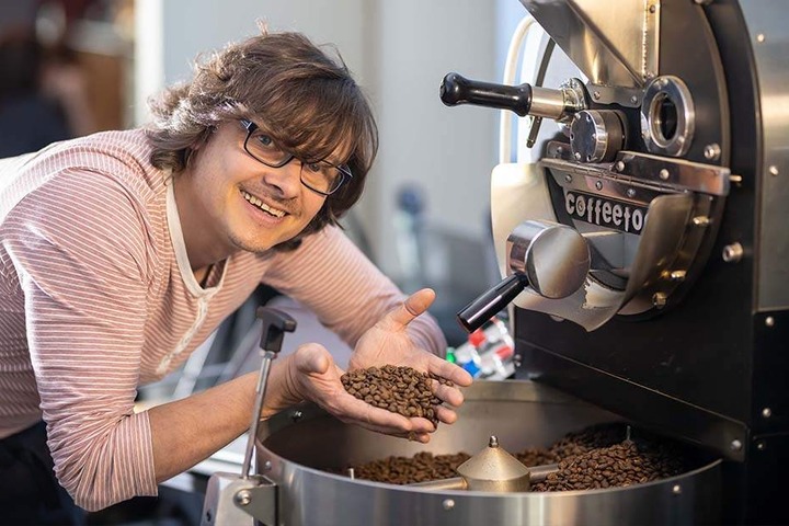 Mmmmmh...das riecht gut! Für Daniel Zeller (43) sind die besten Bohnen gerade mal gut genug.