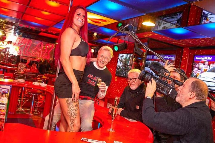 Doku-Autor Lutz Rentner filmte für "Sex Shop DDR" bei Wolle Förster (2.v.l.) in der Nachtbar Klax. An der Stange: Tänzerin Daniela.
