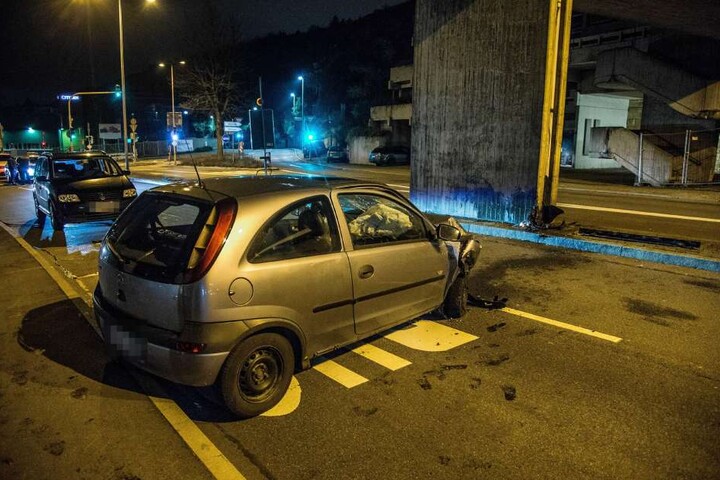 Der 20-jährige Fahrer des Corsa war wohl eingeschlafen.
