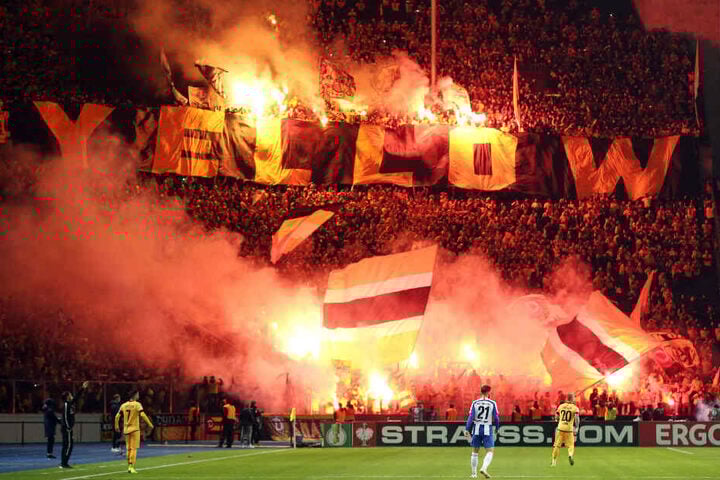Beim Pokalspiel in Berlin brannte es im Dynamo-Block lichterloh.