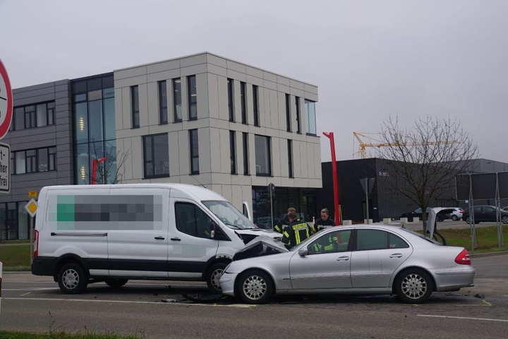 Die Feuerwehr ging umgehend an die Arbeit, die Wagen von der Straße zu bekommen.