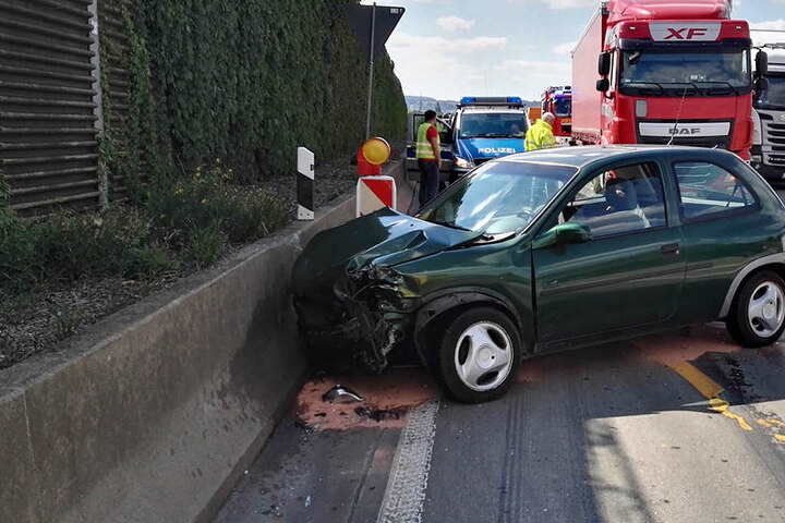 Nachdem das Auto den Truck touchierte, knallte das Fahrzeug gegen eine Betonleitplanke.