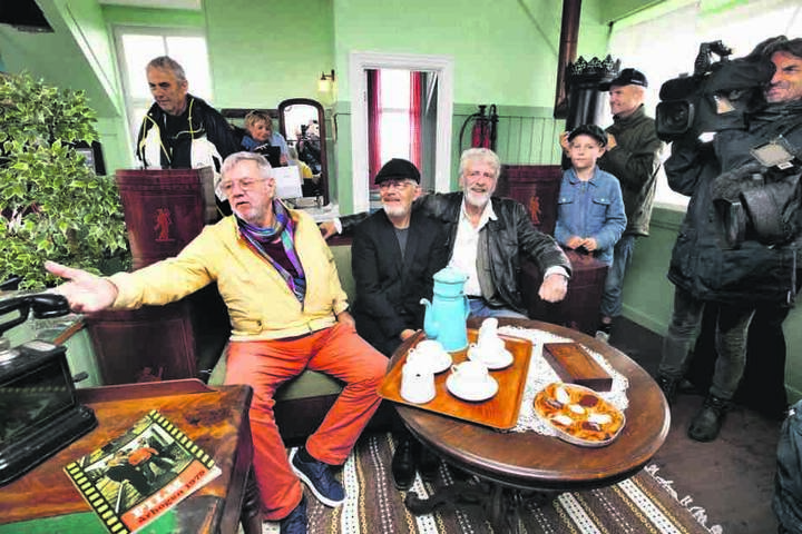 Genießen den Augenblick im dekorierten Stellwerk: „Benny“ Morten Grunwald
(82), „Børge“ Jes Holtsø (60) und Film-Bösewicht Søren Steen (75, v.l.).