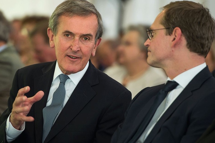 Gründungsintendanten Neil MacGregor (li.) im Gespräch mit Berlins Regierendem Bürgermeister Michael Müller.