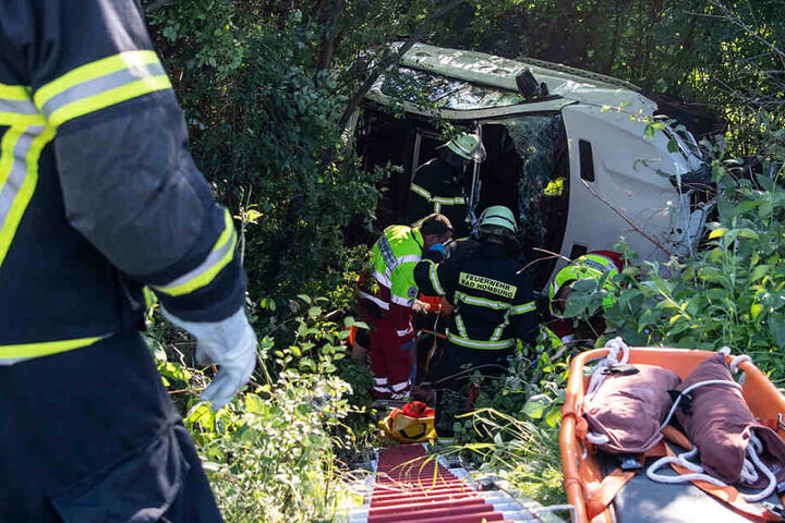 Das Foto zeigt den verunglückten Mercedes-SUV im Unterholz am Boden eines Abhangs neben der Straße.