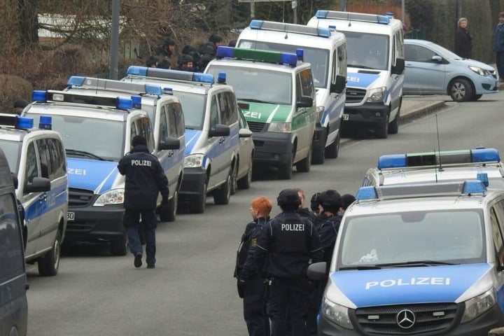 Ein Riesenaufgebot an Polizei und Sondereinsatzkommando ist in Borsdorf vor Ort.