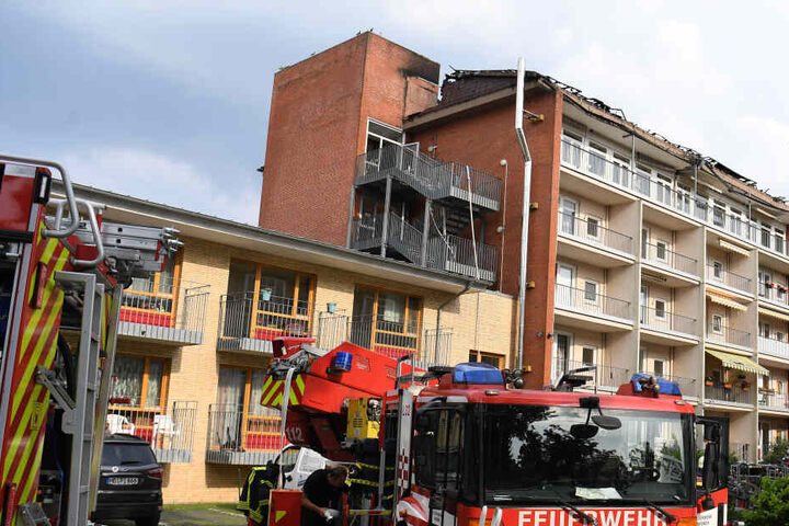 Ein Fahrzeug der Feuerwehr steht vor einem Pflege- und Altenheim.