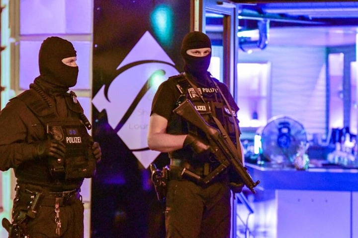 Unterstützt wurden sie dabei von schwer bewaffneten Einheiten der Polizei.