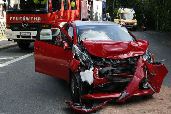 Die Front des Toyota ist bei dem heftigen Crash zerstört worden.