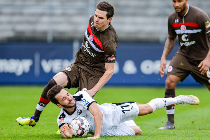 St. Paulis Johannes Flum (links) und Sandhausens Fabian Schleusener kämpfen um den Ball, doch der Einsatz lohnte sich für den FC St. Pauli nicht.
