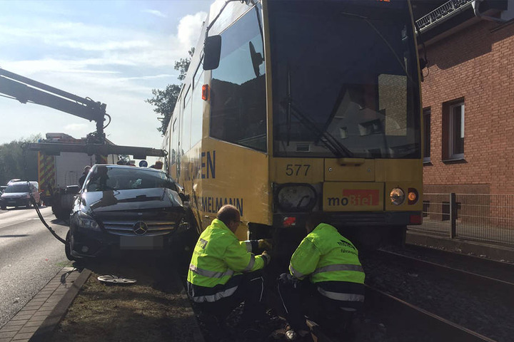 Der Fahrer wurde bei dem Unfall schwer verletzt.
